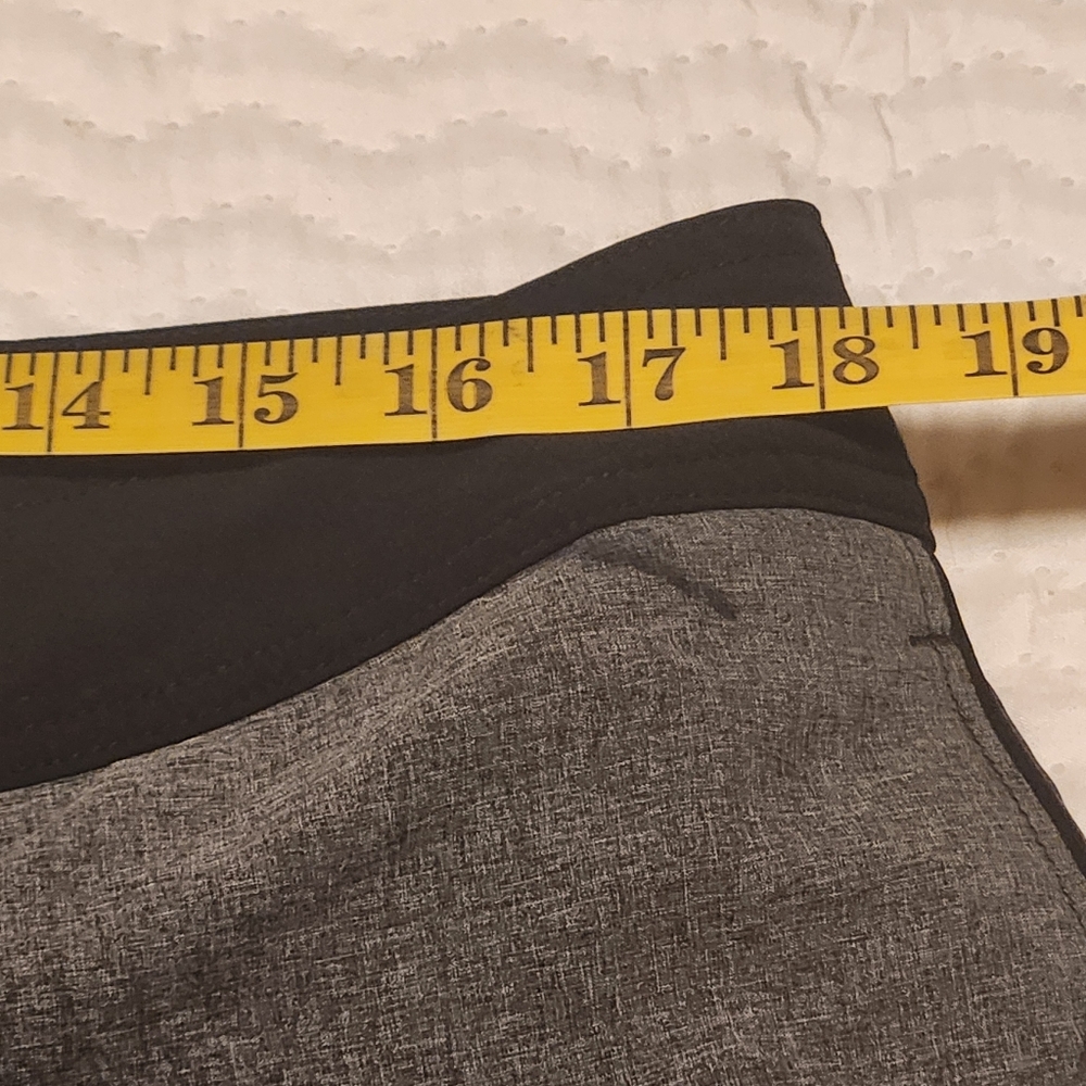 Oakley Black and Gray Board Shorts Size 36 - Picture 7 of 13